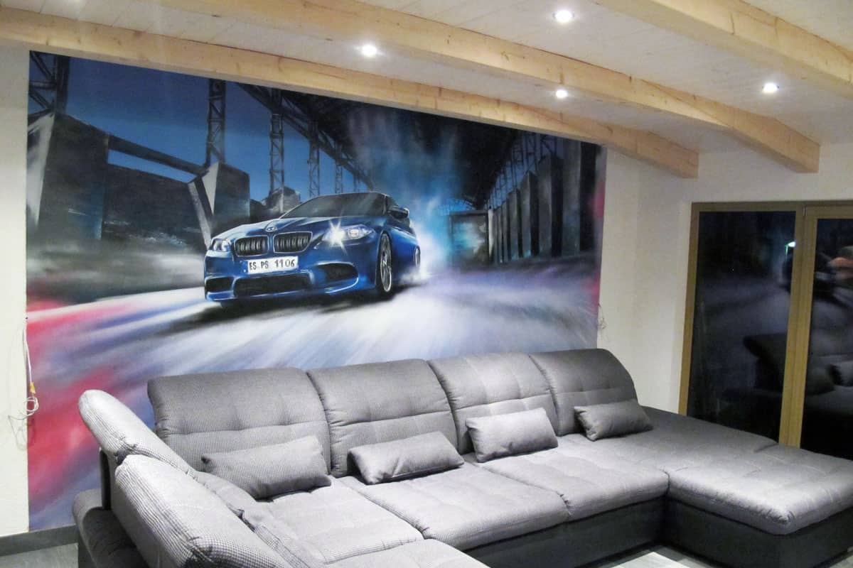 Modernes Wohnzimmer mit individueller Graffiti-Wandgestaltung als stilvoller Blickfang