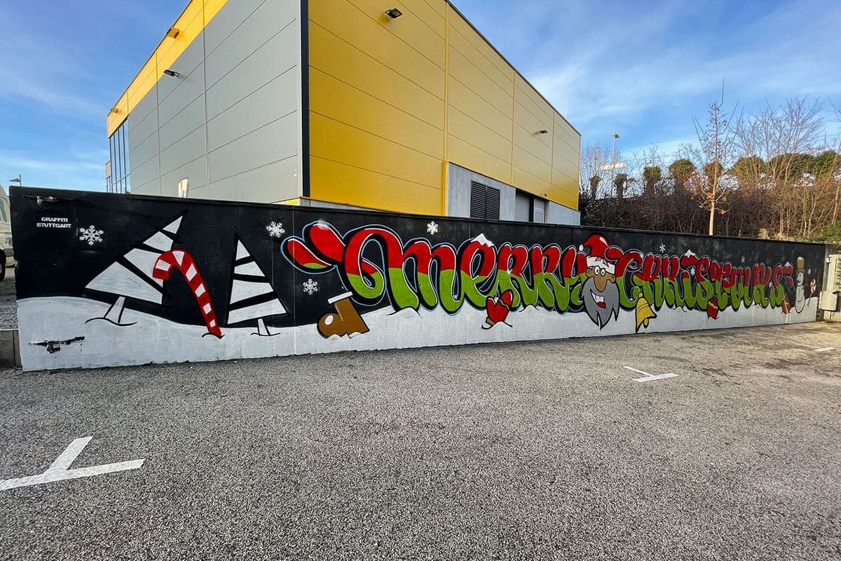 Pünktlich zu Weihnachten haben beim Jugendhaus dasCANN ein Weihnachtsgraffiti mit Jugendlichen gesprüht.