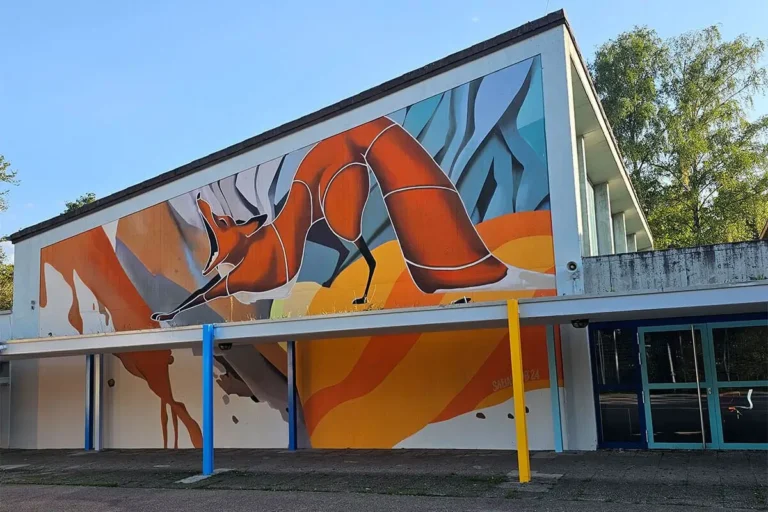 Wir freuen uns, Ihnen ein spannendes Projekt vorzustellen, bei dem die Turnhallenfassade der Gemeinschaftsschule Weilimdorf in ein farbenfrohes Kunstwerk verwandelt wird.
