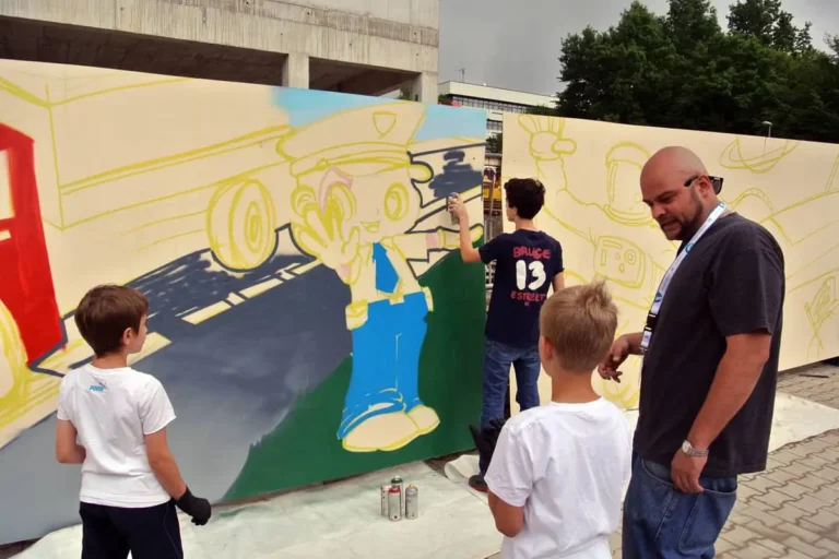 Beim DLR-Sommerfest 2014 begeisterte Graffiti Stuttgart Groß und Klein mit einer kreativen Mitmachaktion rund um das Thema „Zukunftswege“.