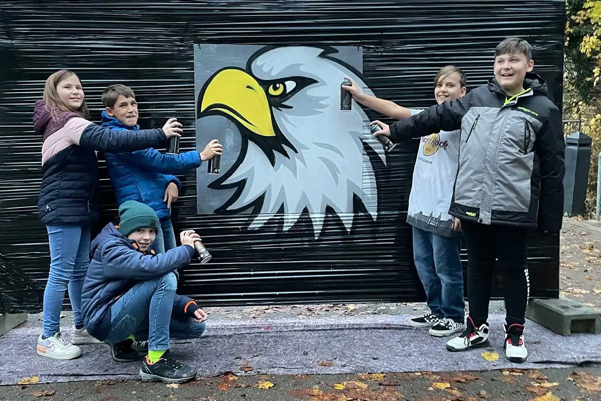 Zusammen mit Christian vom Kinder- und Jugendreferat Neuenstein haben wir mit einer Schulgruppe zwei Tage lang gesprüht. Von der ersten Skizze bis zum fertigen Schriftzug „free like a bird" mit Adlerkopf – und einer riesigen Flügel-Fotowand für Selfies. Die Platten hängen jetzt im Jugendraum.