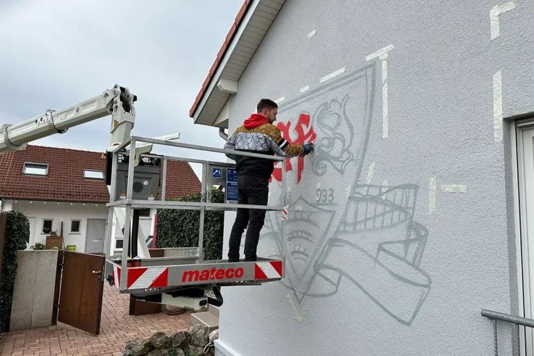 Graffiti-Wandbild mit VfB-Stuttgart-Wappen an einer Hausfassade in Eberdingen