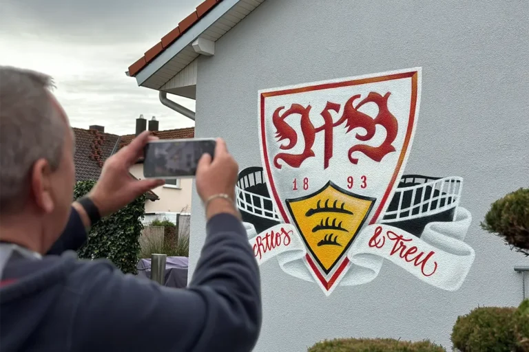 Graffiti-Wandbild mit VfB-Stuttgart-Wappen an einer Hausfassade in Eberdingen