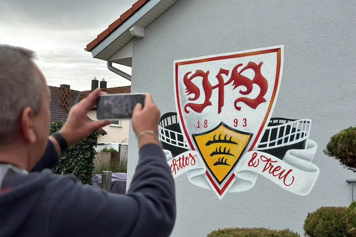 Graffiti-Wandbild mit VfB-Stuttgart-Wappen an einer Hausfassade in Eberdingen