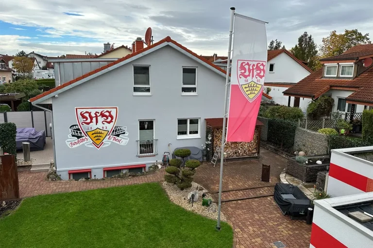 Graffiti-Wandbild mit VfB-Stuttgart-Wappen an einer Hausfassade in Eberdingen