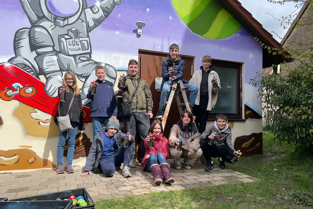 Jugendhausprojekt der Gemeinde Wiernsheim mit Comicfiguren und Astronauten-Motiv