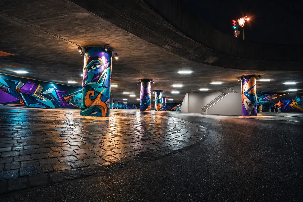 Hall of Fame Stuttgart-Bad Cannstatt bei Nacht mit besprühten Wänden und Pfeilern unter der König-Karls-Brücke.